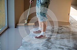 Self-leveling epoxy. Leveling with a mixture of cement floors