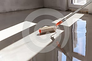 Self-leveling epoxy. Leveling with a mixture of cement floors