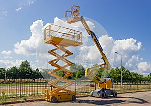 Self propelled wheeled articulated boom lift and scissor lift