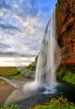 Wasserfall auf der Sonnenuntergang bild mit hohem dynamikbereich island 