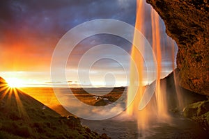 Wasserfall auf der Sonnenuntergang island 