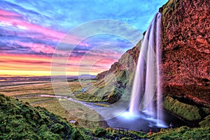 Wasserfall auf der Sonnenuntergang island 