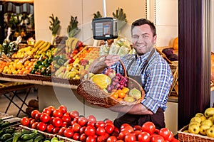 Seller suggests to buy ripe fruits.