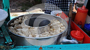 Selling bakso by walking and pushing down the food carts