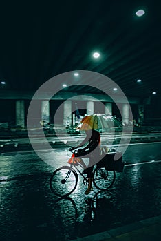 selling snacks on bicycles at night when it rains