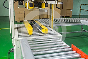 The semi auto taping machine for packing process