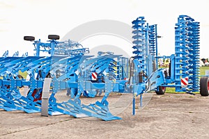 Semi-mounted plow for tractors