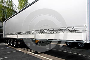 Semi trailer