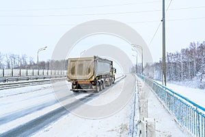 A semi-trailer truck, semitruck, tractor unit and semi-trailer to carry freight.