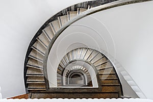 Semicircular winding stair
