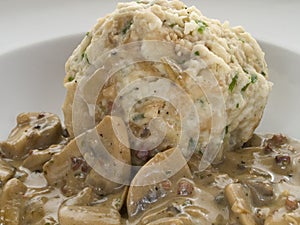 SemmelknÃÂ¶del with mushrooms