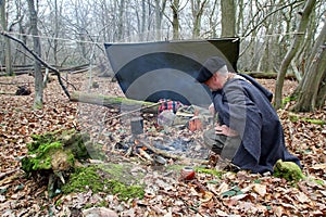 Activo hombre cámping en bosque beber 