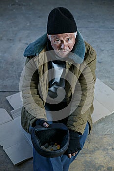 Senior-aged old is holding his tip cap