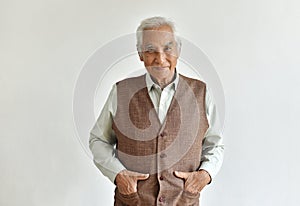 Asiático viejo hombre seguro a más viejo en blanco 