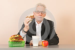 Senior business man eating healthy lunch