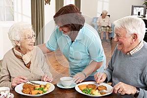 Essendo serviamo pasto secondo caregiver 