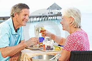 Feliz comida en terraplén del mar un restaurante 