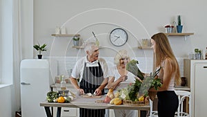 En La cocina recepción verduras nieta. saludable crudo comida nutrición 