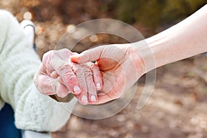 Signora possesso mani giovane addetto alle pulizie 