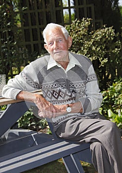 Hombre en el jardín 