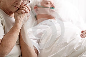Uomo Ospedale un letto un il suo moglie possesso il suo mano 