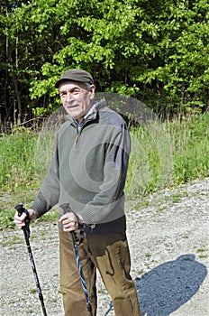Starší muž nordic walking