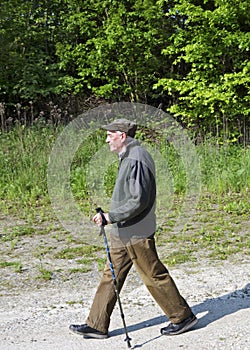 Starší muž nordic walking