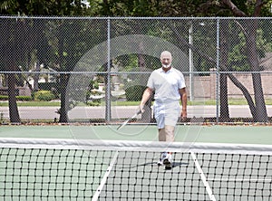 Hombre sobre el tenis la corte 