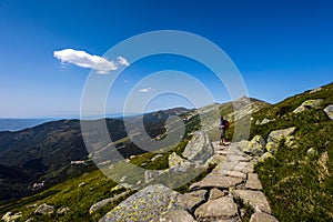 Starší muž trekking v Nízkých Tatrách Slovensko