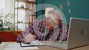 Muž pracovné na prenosný počítač počítač tvorba noty na list z rozčúlený podľa zlý zlý výsledky 