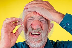 Staršie muž držanie bolesť úľava alebo pilulka pamäť strata štúdio . srdce útok 