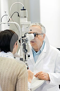 Senior ophthalmologist determines diopter to female patient