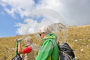 Senior turistické pár turistika na krásne hory