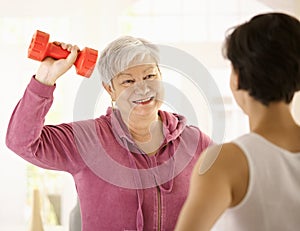 Una mujer hacer pesa ejercicio 