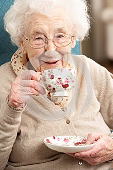 Una mujer feliz taza de té sobre el 