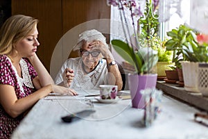 Giovane donna aiutiamo più vecchio nonna pratiche burocratiche 