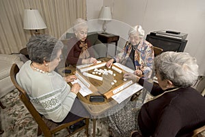 Una mujer sobre el juega mesa 