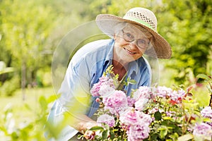 Una mujer en el jardín 