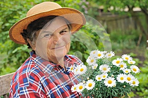 Una mujer jardinería 