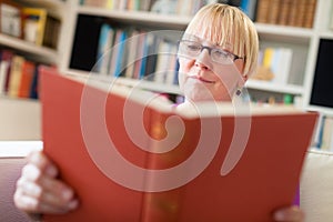 Una donna occhiali lettura un libro sul 