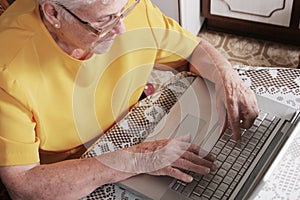 Una mujer computadora portátil 