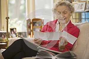 Una donna guarda fotografie 