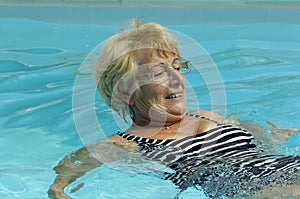 Una mujer en piscina 