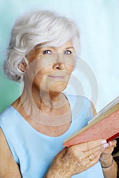 Una mujer lectura un libro 