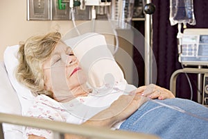 Una donna dormire Ospedale un letto 
