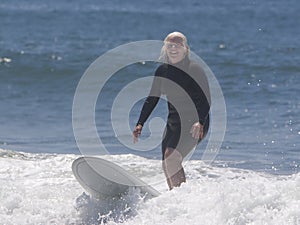 Una mujer surfear 
