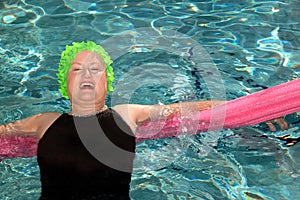 Una donna nuoto 