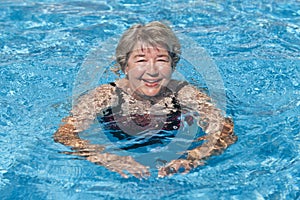 Una mujer nadar 