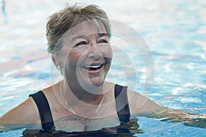 Una mujer nadar sobre el piscina 