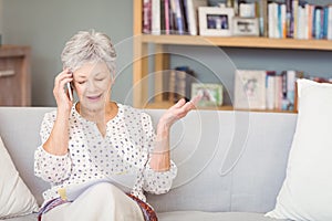 Eine Frau Apropos auf der handy mobiltelefon telefon während auf der suche nach Unterlagen 